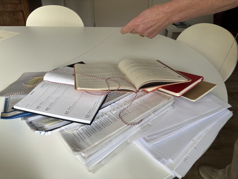 Rode draad door een stapel aantekeningen voor een boek